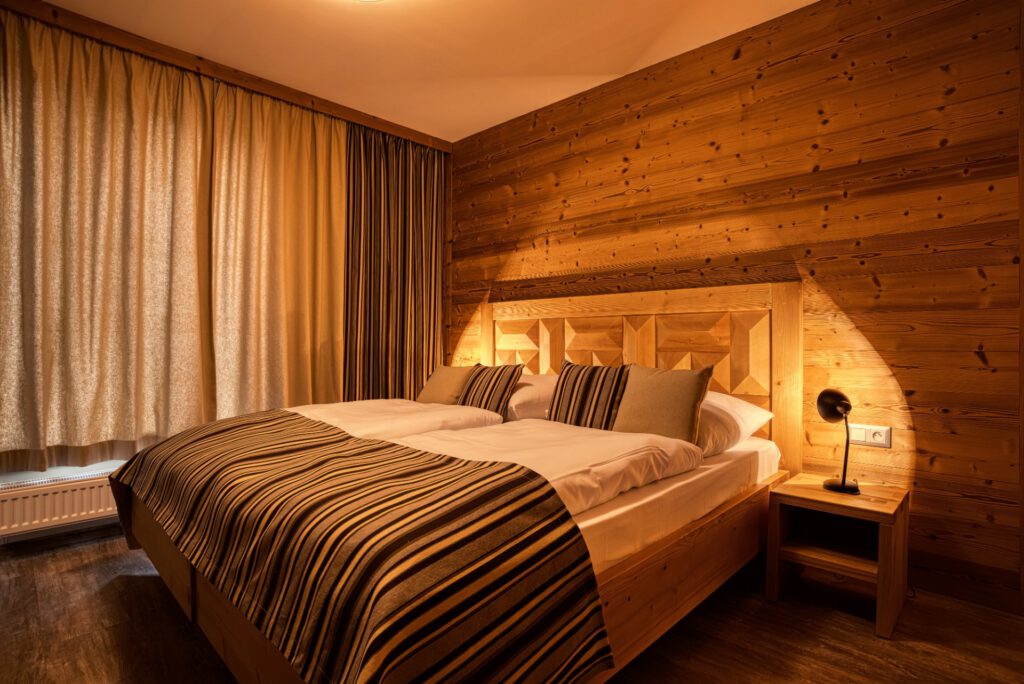 Útulná spálňa s manželskou posteľou v DaSus Lux&Wellness Apartments Sosana