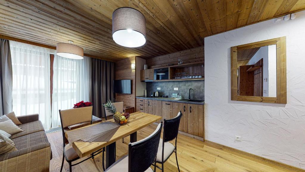 Moderný apartmán s dreveným interiérom, kuchynkou, jedálenským stolom a obývacou časťou v Demänovskej doline