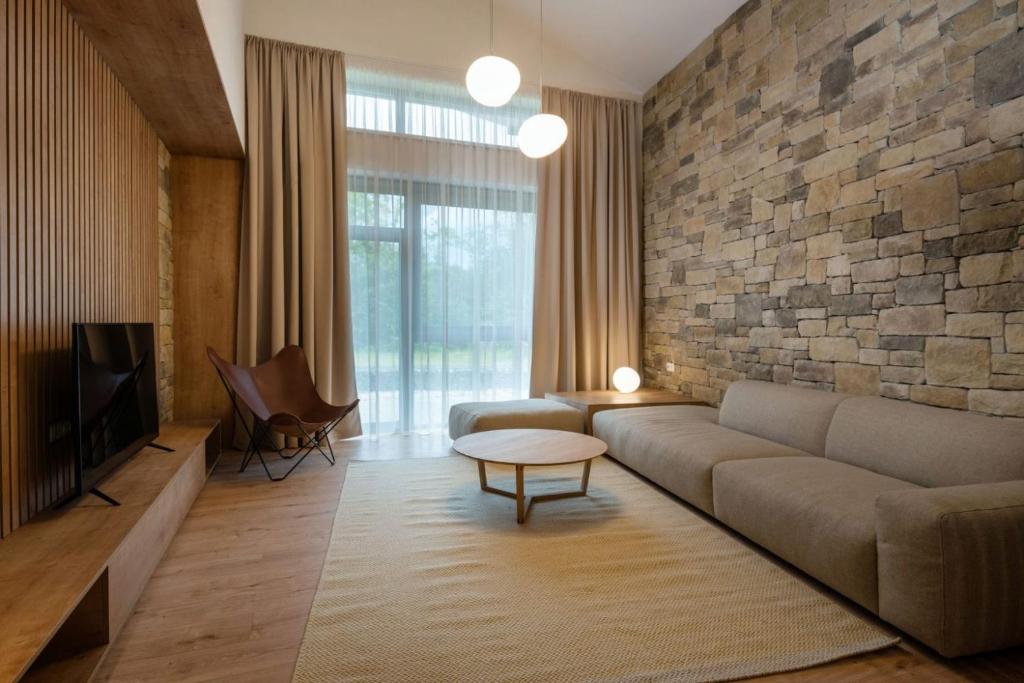 Vychutnajte si pokojné chvíle v priestrannom interiéri, ktorý spája moderný dizajn s prírodnými materiálmi.