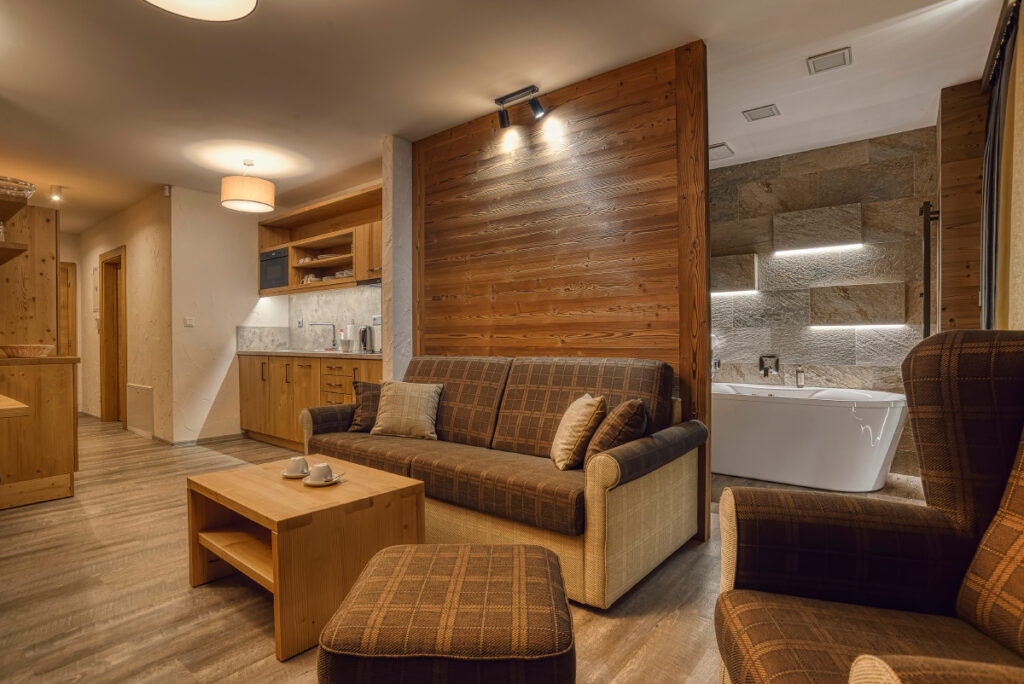 Obývacia časť s kuchyňou a súkromným wellness v Apartmáne Jelení Grúň na Liptove
