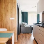Moderná kuchyňa s jedálenským stolom v Apartmánoch Štiavnica & Ďurková