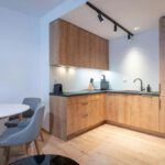Moderná kuchyňa s jedálenským stolom v apartmáne DaSus Luxury Tále.