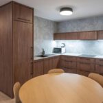 Plne vybavená kuchyňa s jedálenským stolom v apartmáne DaSus Luxury Tále.