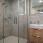 Moderná kúpeľňa so sprchovacím kútom v apartmáne DaSus Luxury Tále.