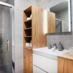 Elegantná kúpeľňa so sprchovacím kútom, umývadlom a úložným priestorom v Apartmánoch Pálenica & Ostredok