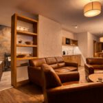 Priestranná obývacia časť s kuchyňou a wellness zónou v DaSus Lux&Wellness Apartments Sosana