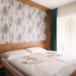 Útulná spálňa s manželskou posteľou v Apartmánoch Pálenica & Ostredok pri Jasnej