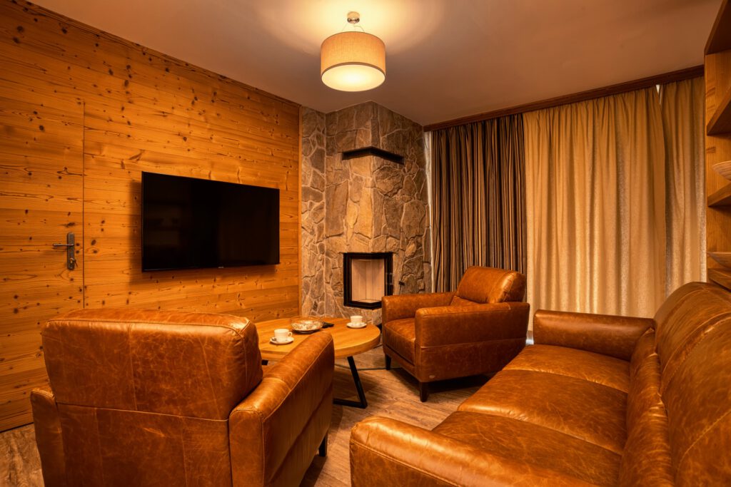 Luxusná obývacia časť s krbom a koženým sedením v DaSus Lux&Wellness Apartments Sosana