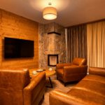 Luxusná obývacia časť s krbom a koženým sedením v DaSus Lux&Wellness Apartments Sosana