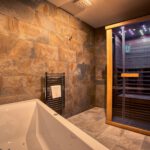 Súkromné wellness s infra saunou a vaňou v DaSus Lux&Wellness Apartments Sosana